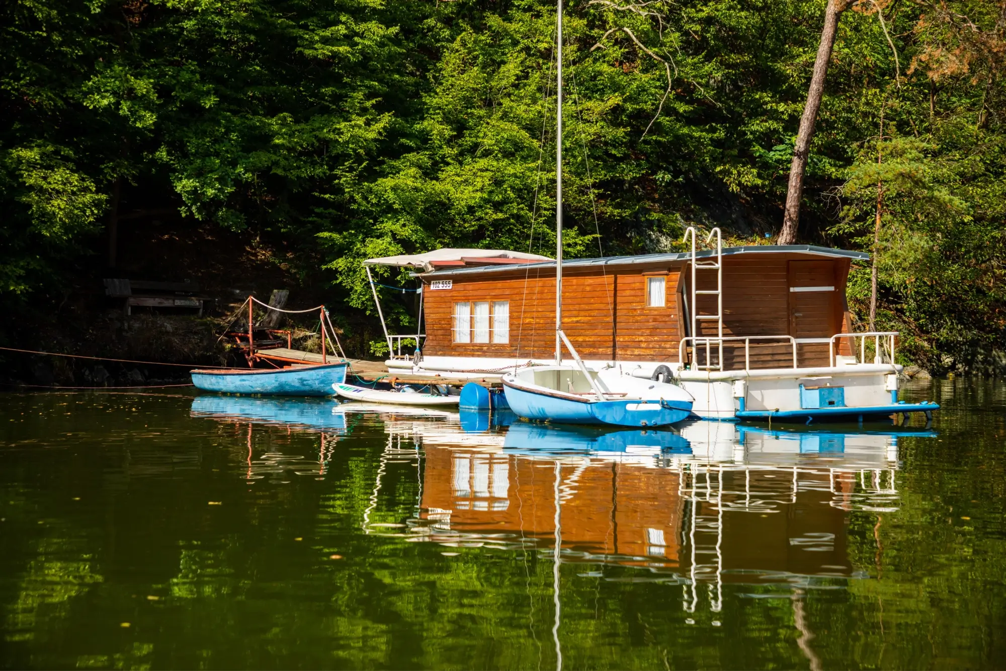 Shutterstock_2020505972 - Techsvět Houseboat Slapy