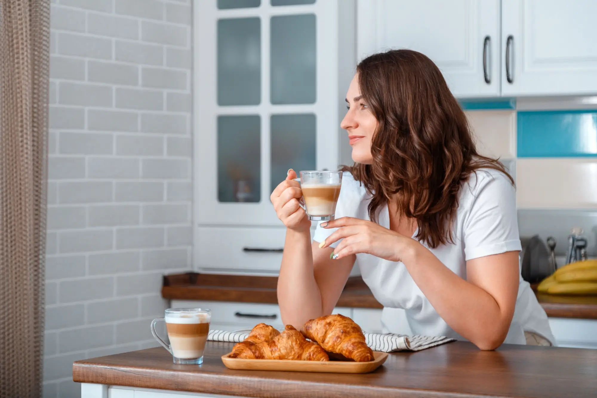 Shutterstock_2082349186 - Techsvět žena snídá kávu a pečivo