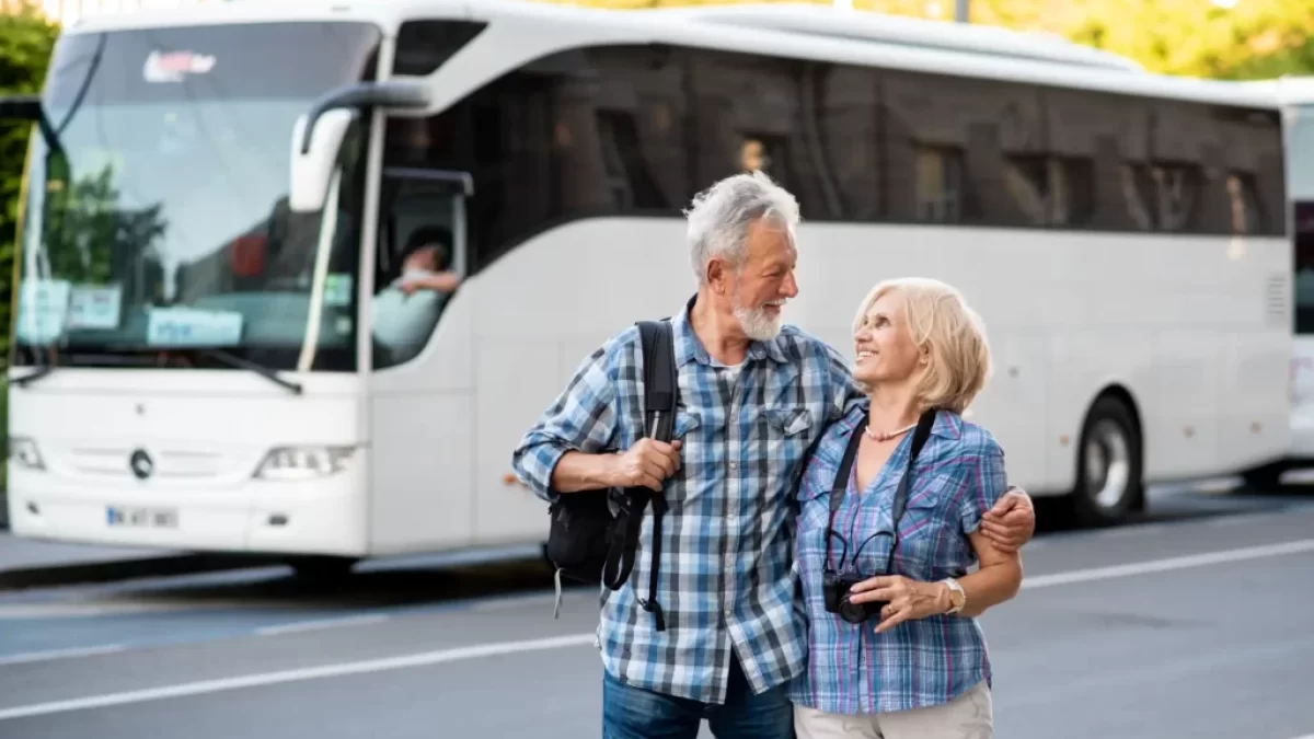 senioři před autobusem