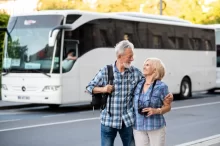 senioři před autobusem