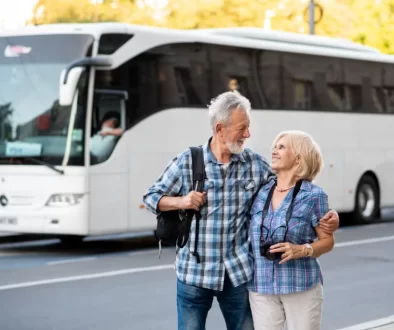 senioři před autobusem