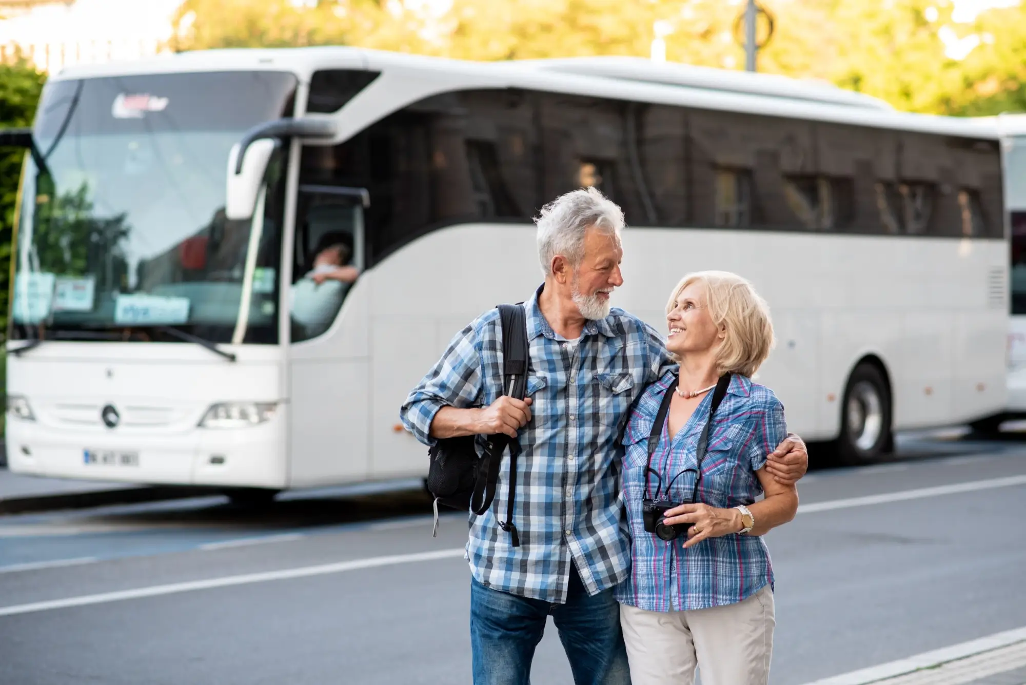 senioři před autobusem