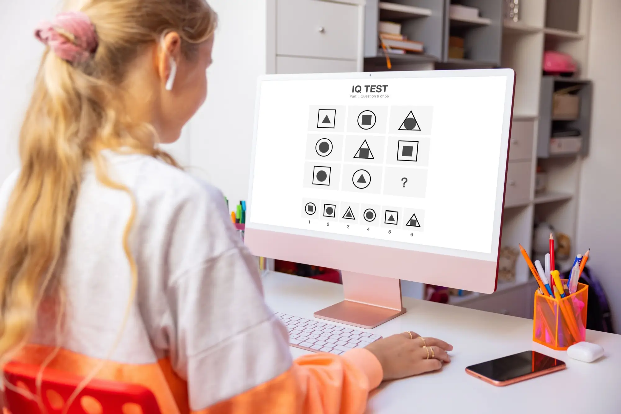 - Techsvět Dívka u IQ testu na počítači