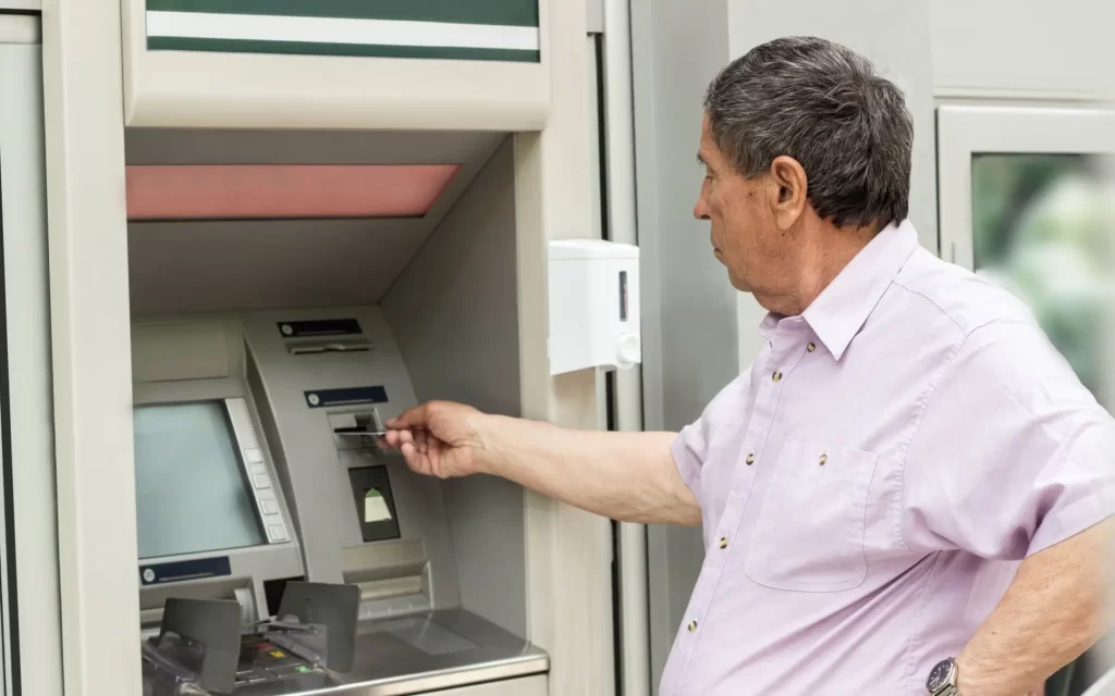 Shutterstock_2113587767 - Techsvět Senior u bankomatu