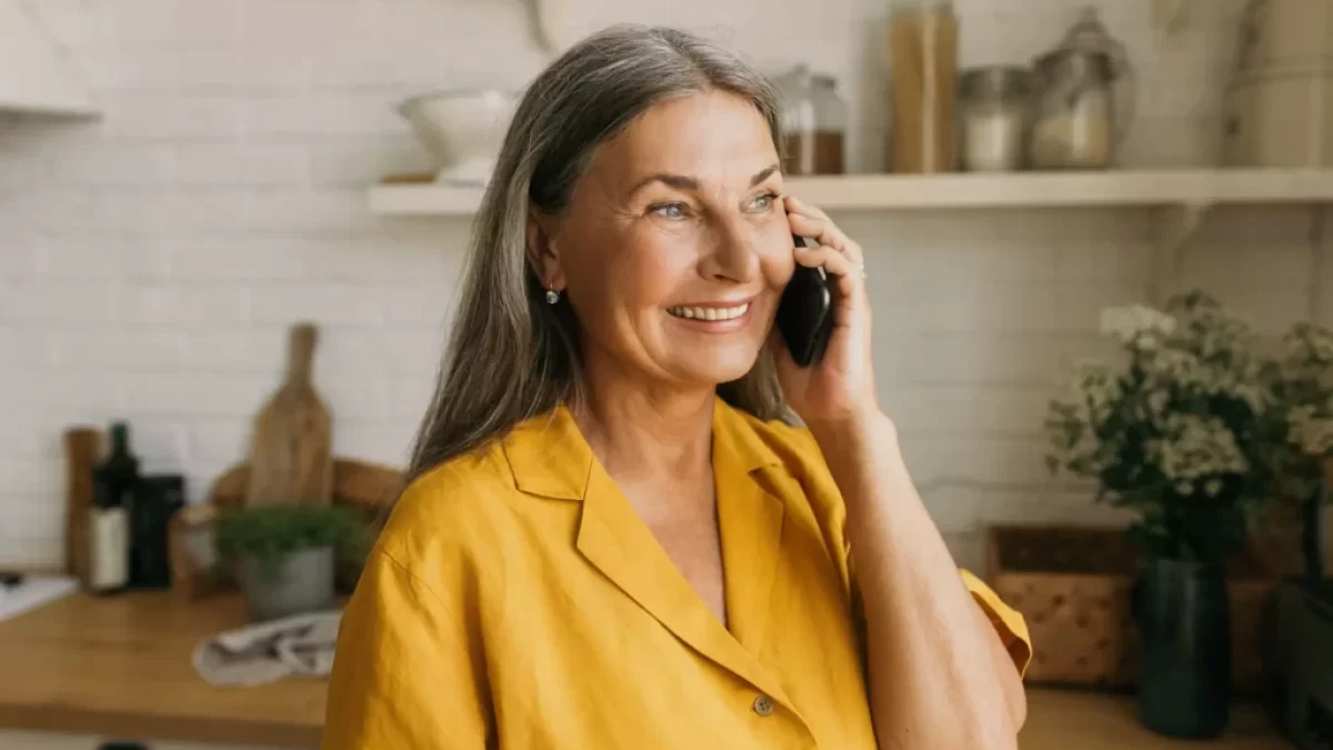 seniorka telefonuje