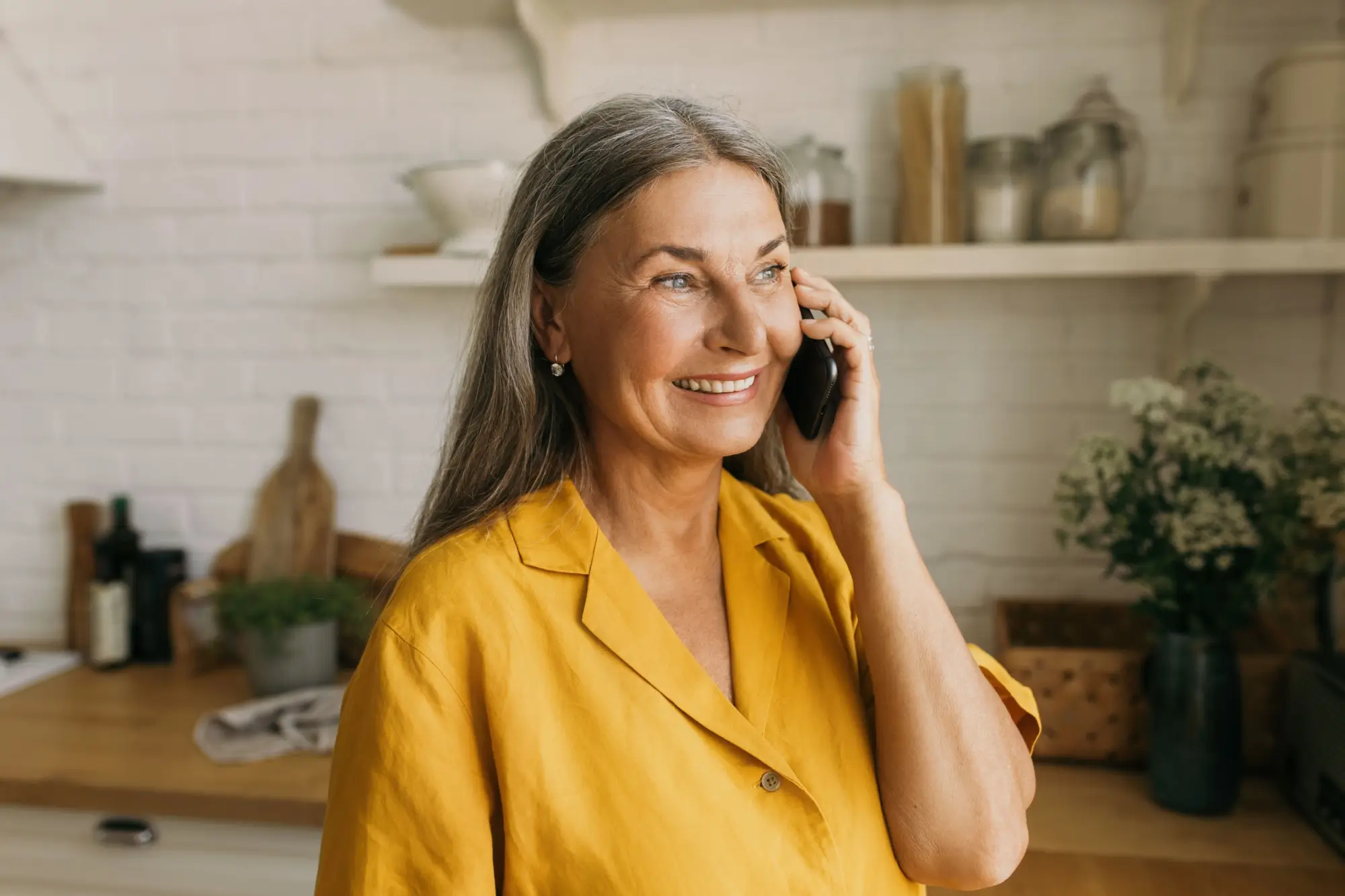 seniorka telefonuje