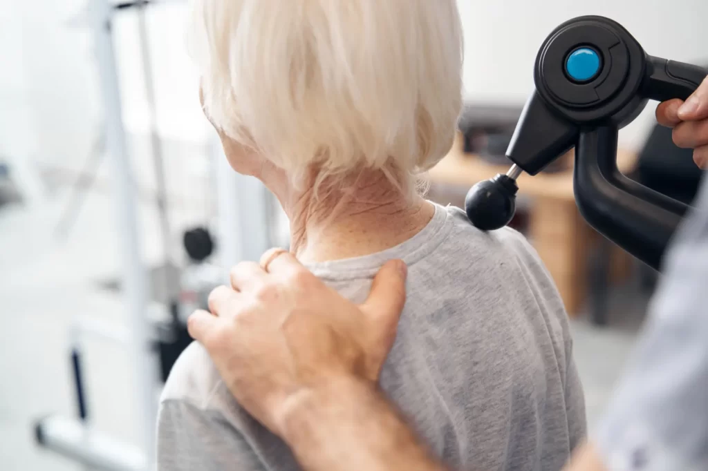 Shutterstock_2119510562 - Techsvět Muž masíruje seniorku