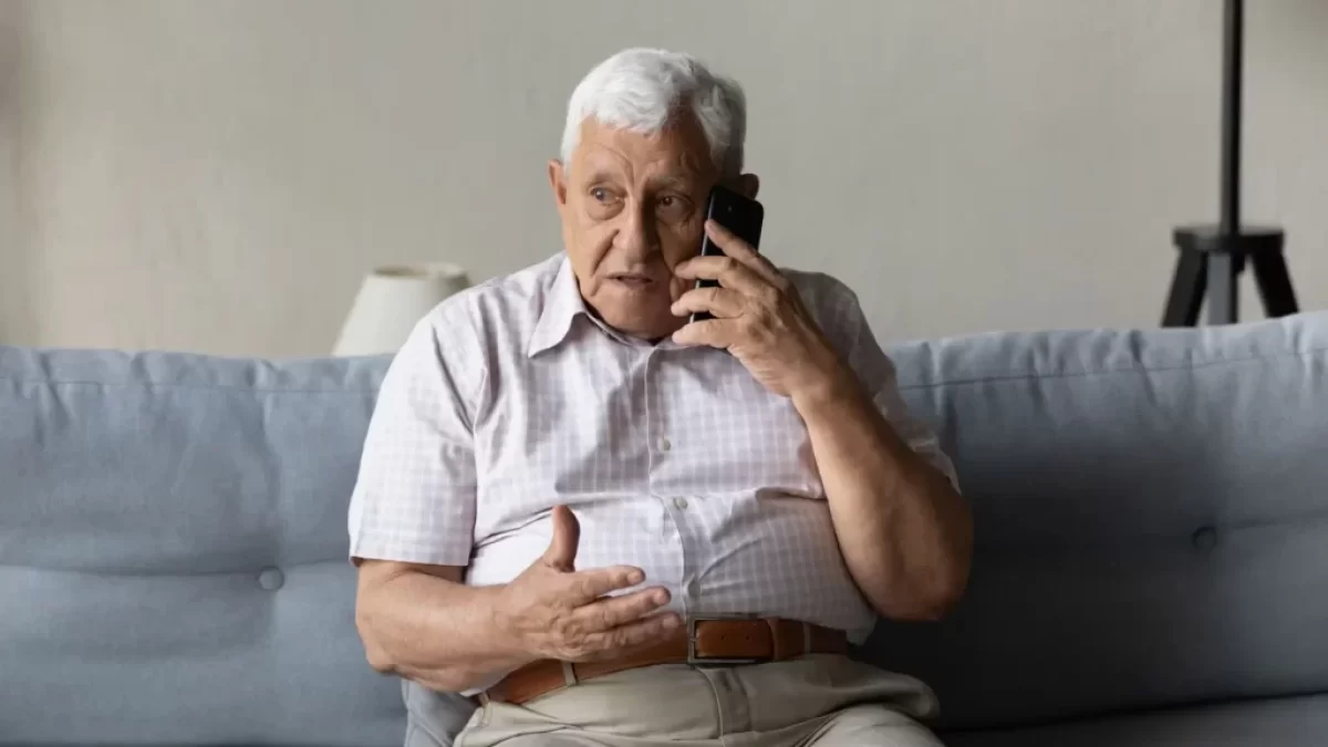 Senior volá na gauči