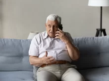 Senior volá na gauči
