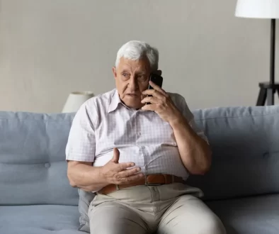 Senior volá na gauči