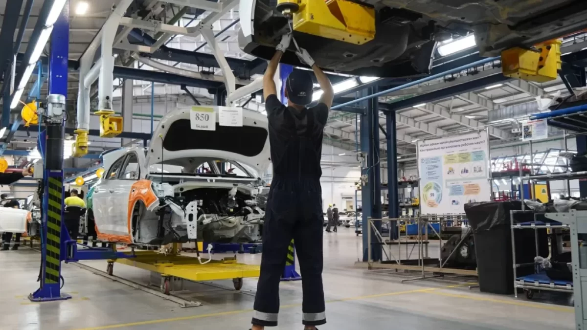 Muž na výrobní lince v automobilce