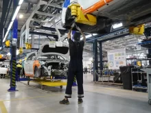 Muž na výrobní lince v automobilce