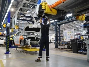 Muž na výrobní lince v automobilce