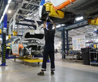 Muž na výrobní lince v automobilce