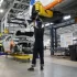 Muž na výrobní lince v automobilce
