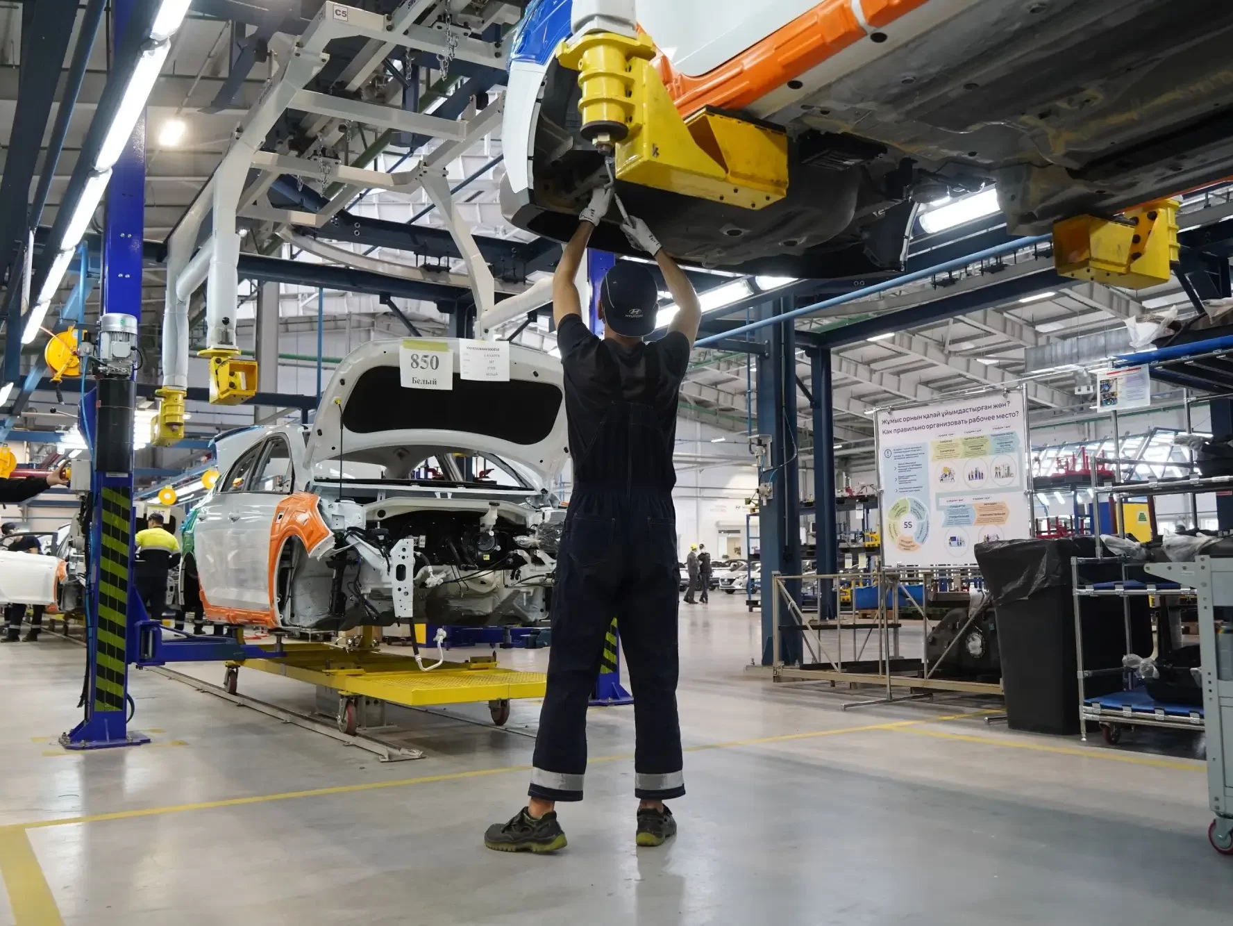 Muž na výrobní lince v automobilce