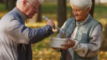 Důchodci s polévkou