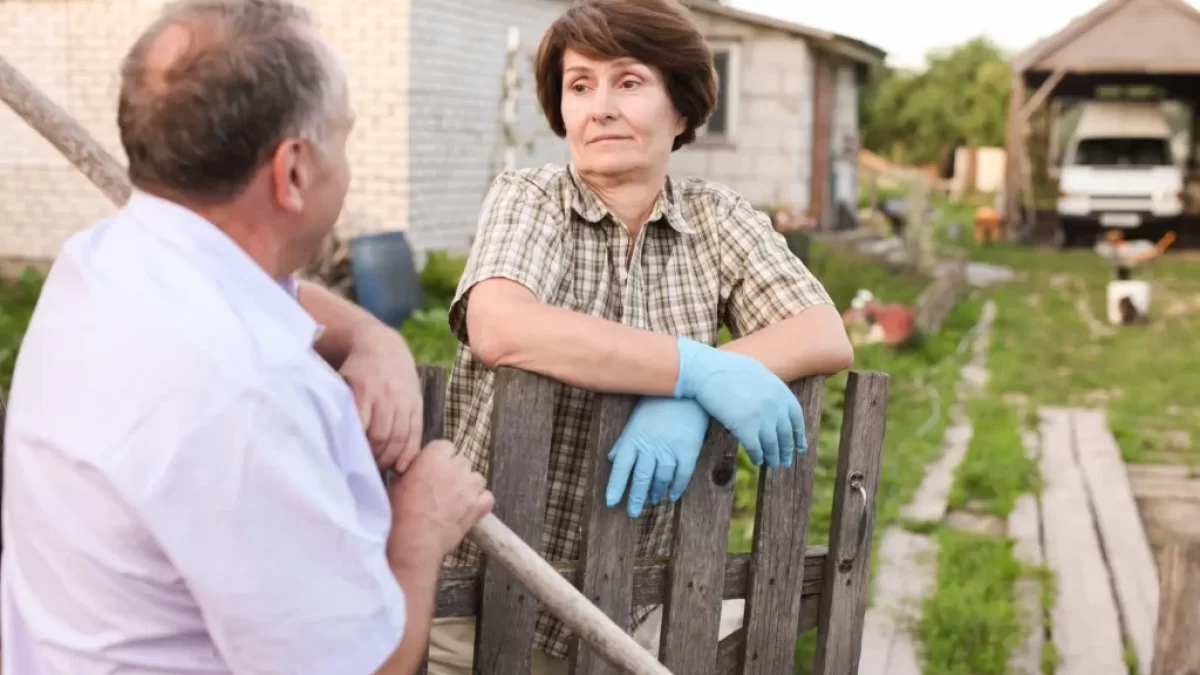 žena si povídá se sousedem