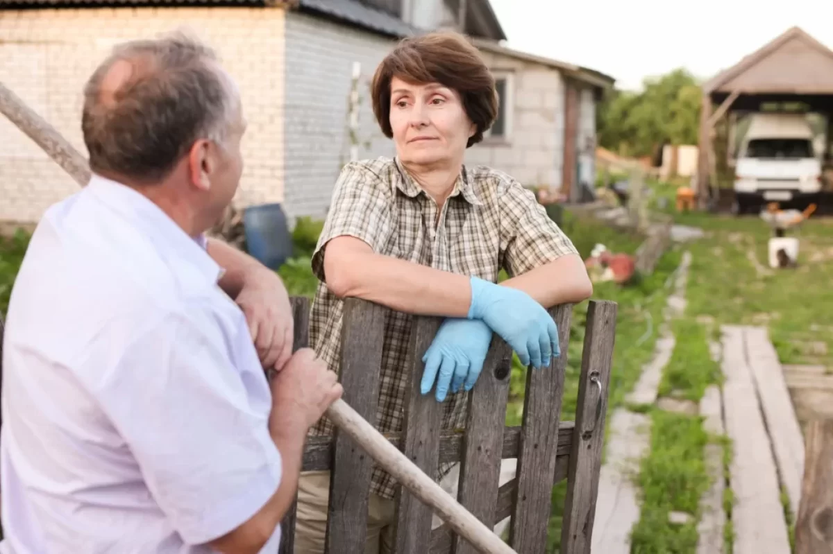 žena si povídá se sousedem