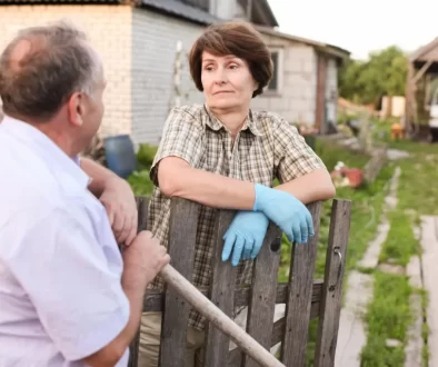 žena si povídá se sousedem