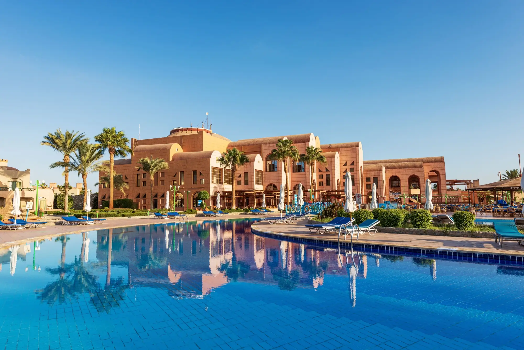 Shutterstock_2165669363 - Techsvět Hotelový resort s bazénem