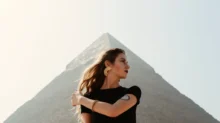 žena u egyptských pyramid