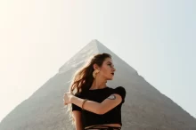 žena u egyptských pyramid