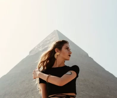 žena u egyptských pyramid