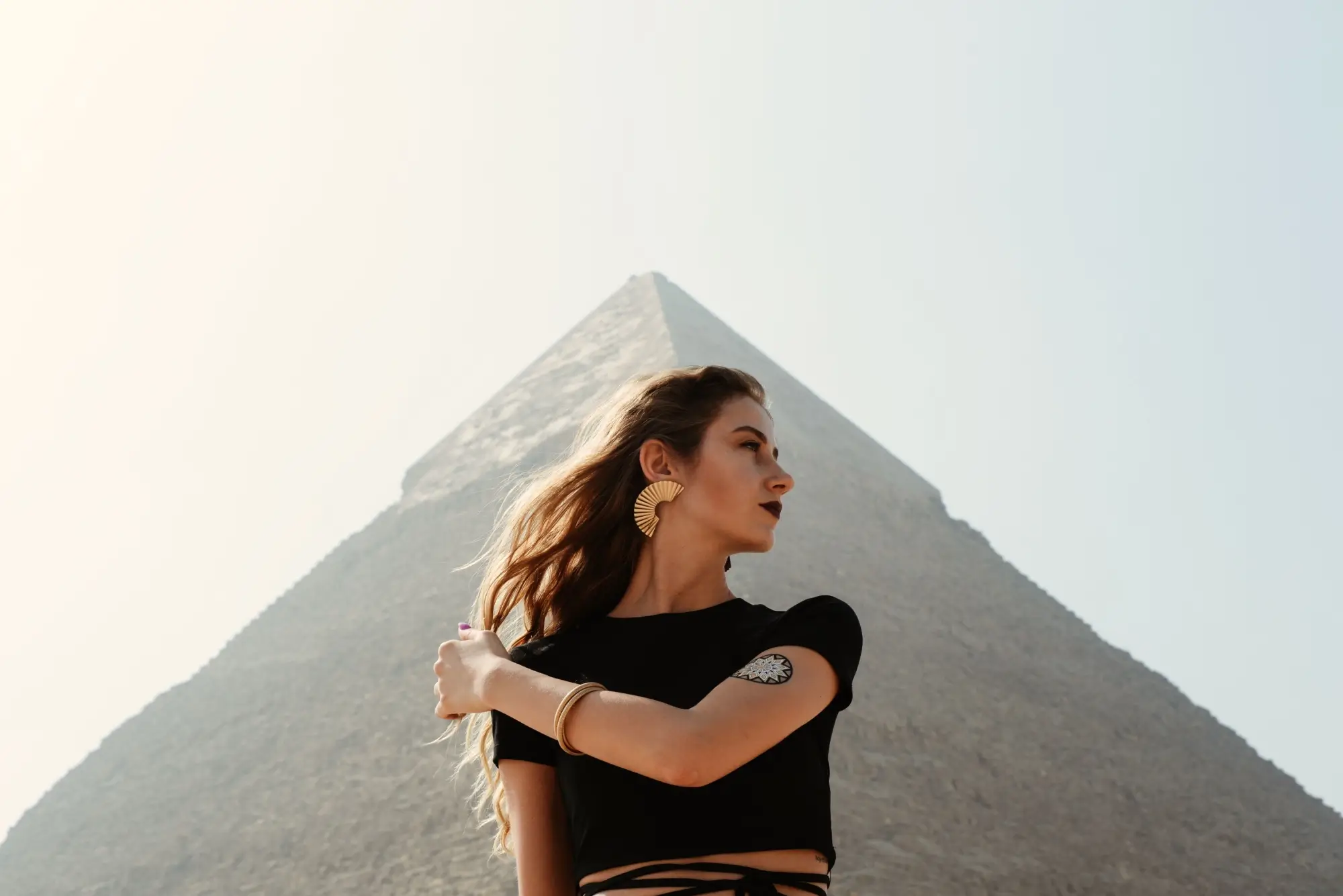 žena u egyptských pyramid