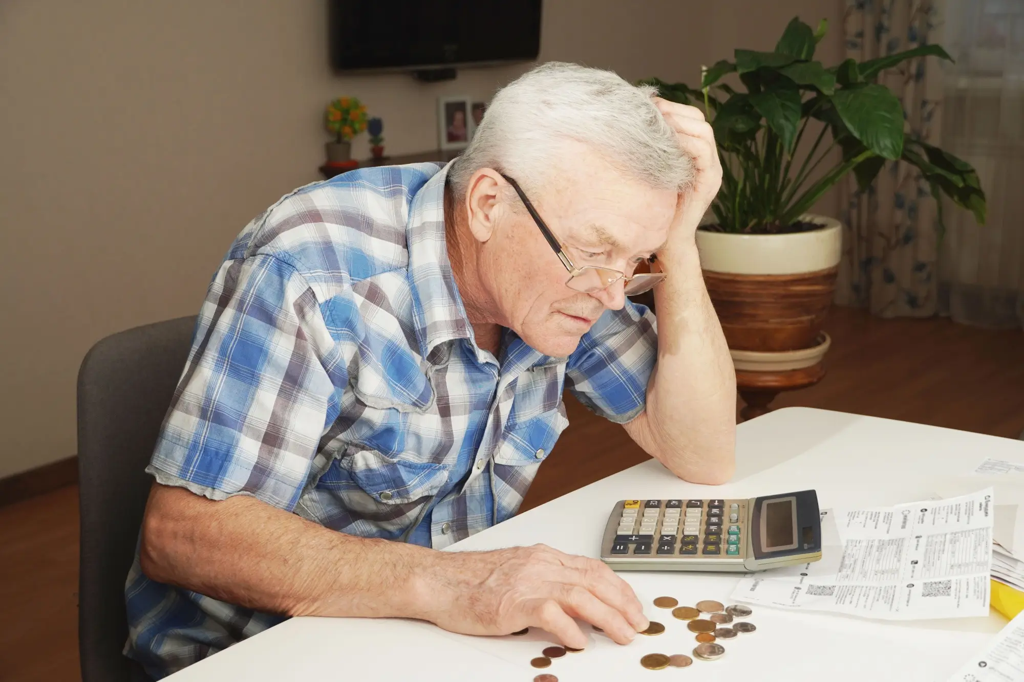 Shutterstock_2191561259 1 - Techsvět senior počítá peníze