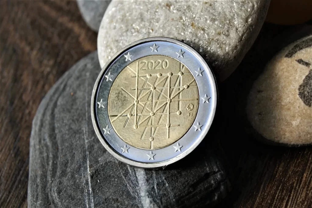 Shutterstock_2215507315 - Techsvět Pamětní euro mince