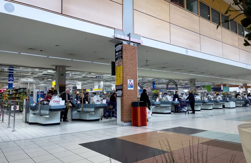 Prodejci obvykle postávají v prostoru za pokladnami. - Techsvět Supermarket pokladny
