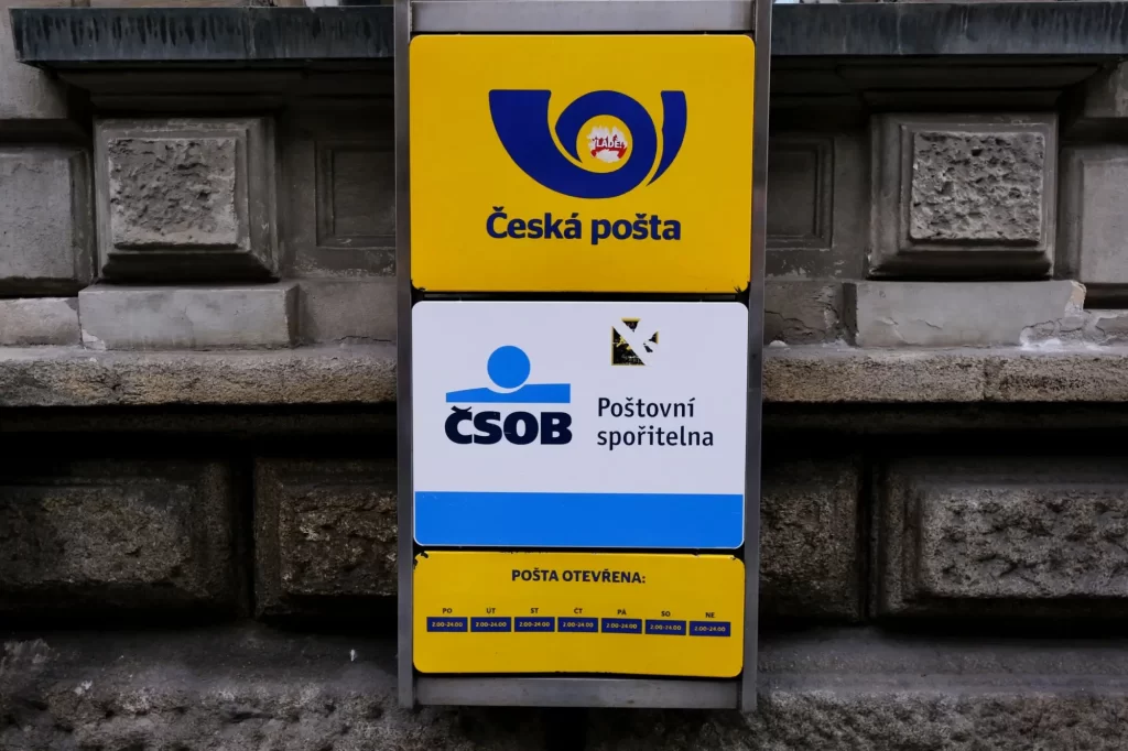 Shutterstock_2227277705 - Techsvět Cedule ČSOB a Česká pošta