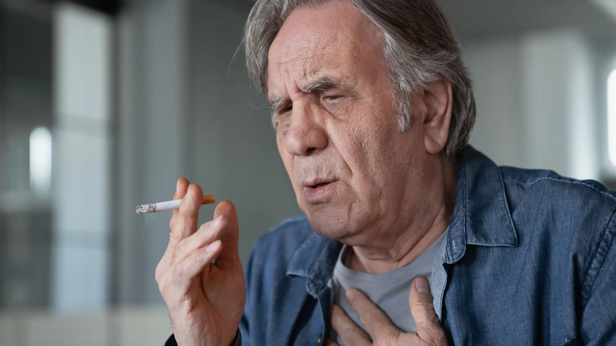 Shutterstock_2246803349 - Techsvět Muž kouří cigarety