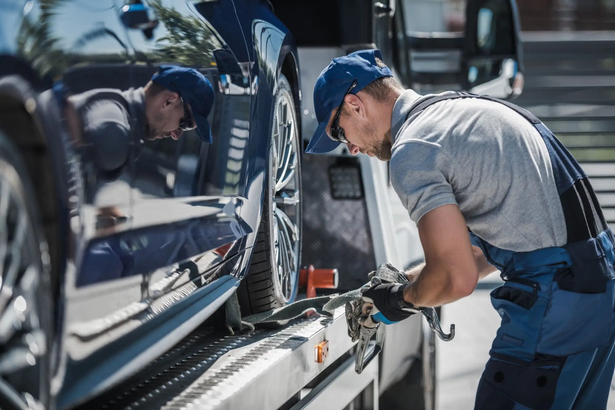 - Techsvět Pracovník kurtuje auto na odtah