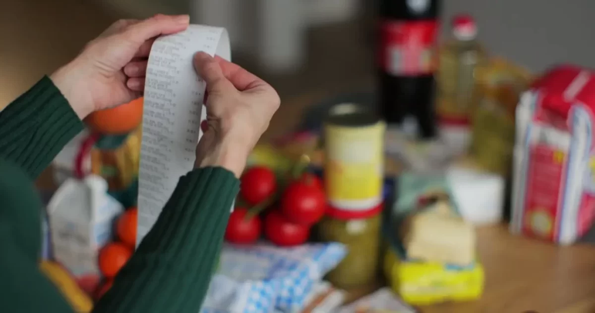 Žena se dívá na účtenku