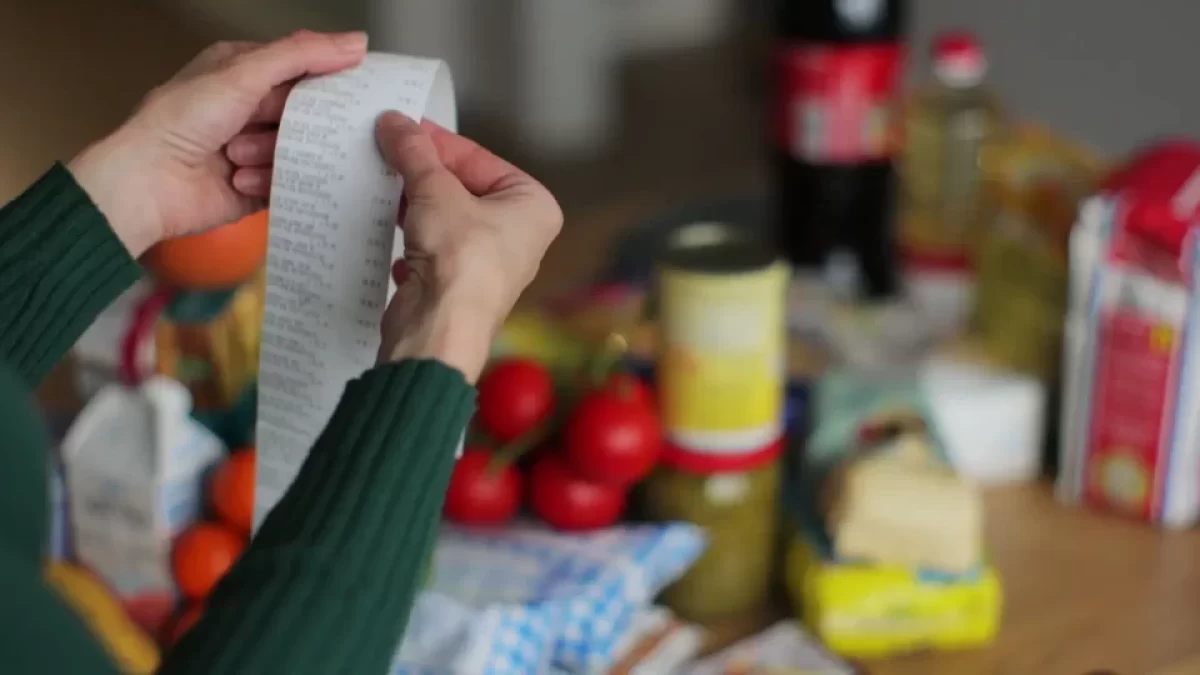 Žena se dívá na účtenku