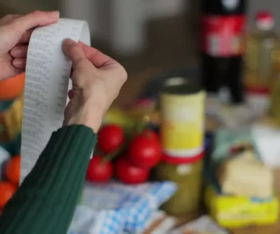 Žena se dívá na účtenku