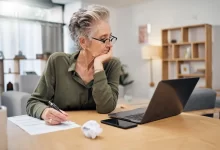 žena vyhledává informace na internetu