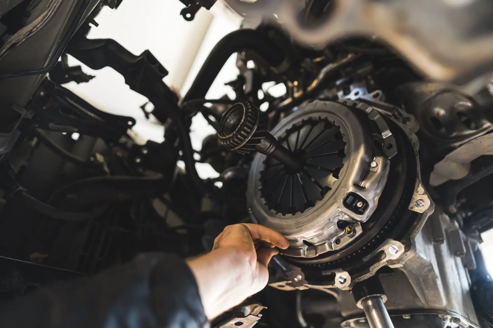 - Techsvět Mechanik mění spojku