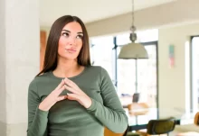 žena vymýšlí plán