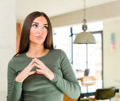 žena vymýšlí plán