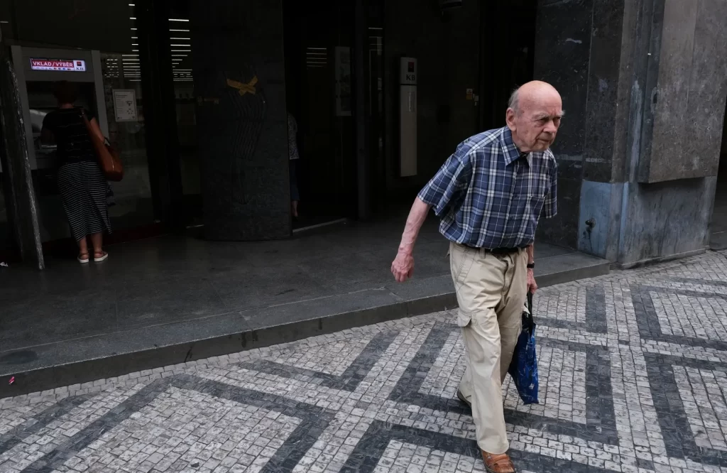 V příštím roce budou nejchudší senioři pobírat víc. - Techsvět Senior jde od bankomatu