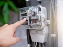 Ruka ukazuje na elektroměřák