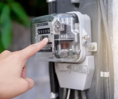 Ruka ukazuje na elektroměřák