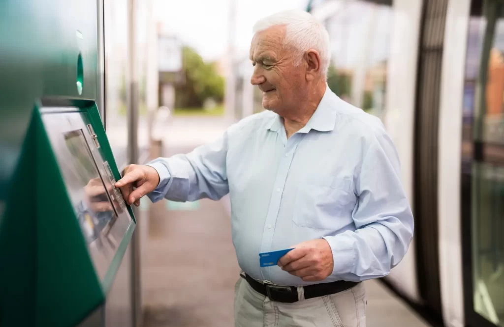 Slováci dostanou důchod třináctkrát ročně. - Techsvět Senior u bankomatu