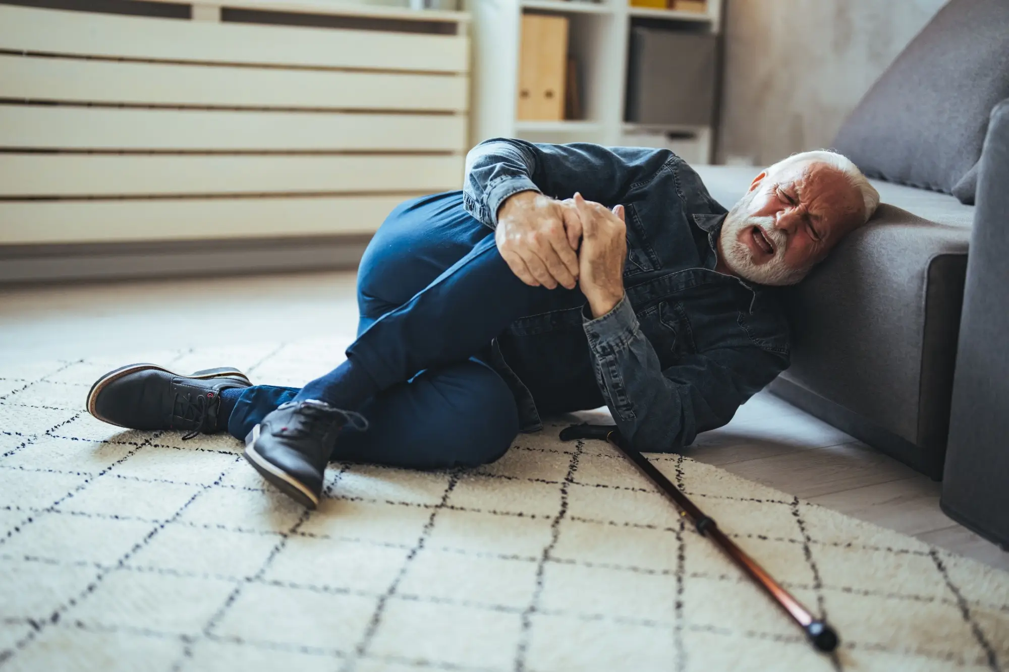 Shutterstock_2310310297 - Techsvět Senior v bolestech po pádu na zem