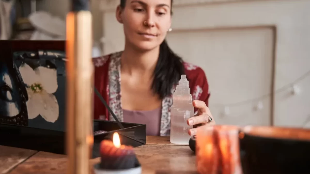kartářka věští z karet
