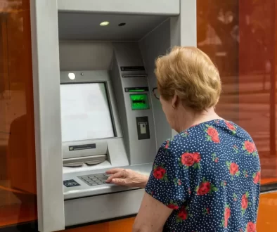 Seniorka u bankomatu