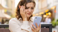 Utrápená žena s mobilem